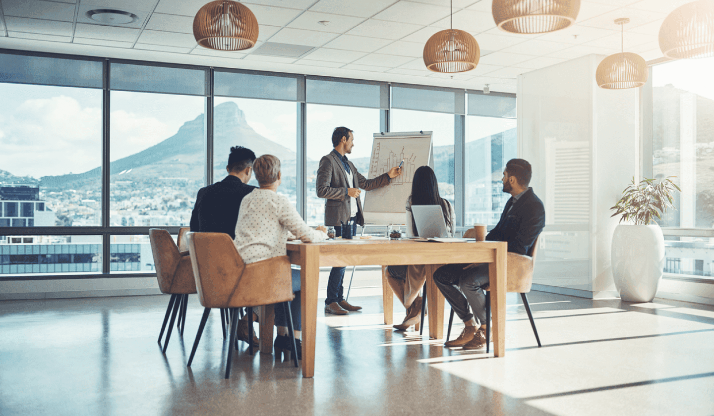 Equipe analisando indicadores em sala corporativa